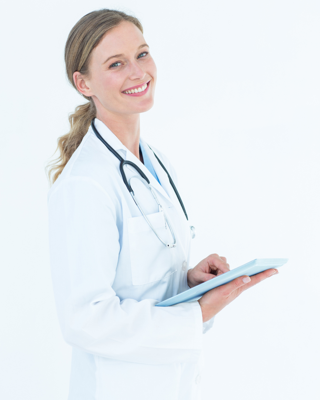 Ärztin blond, weißer Kittel und umgehängtes Stethoskop hält Tablet in der Hand und lächelt in die Kamera. Weißer Hintergrund